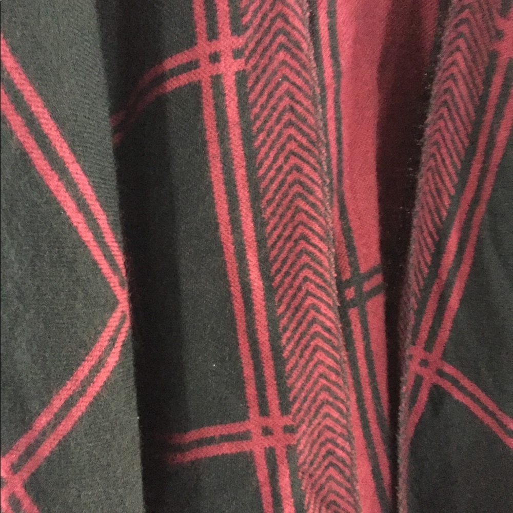 🌹SOLD🌹TORRID Merlot Black Plaid poncho Wrap - Picture 5 of 8